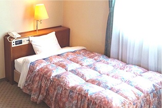 シングルルームのベッドはセミダブルサイズ快適にお休みいただけます。